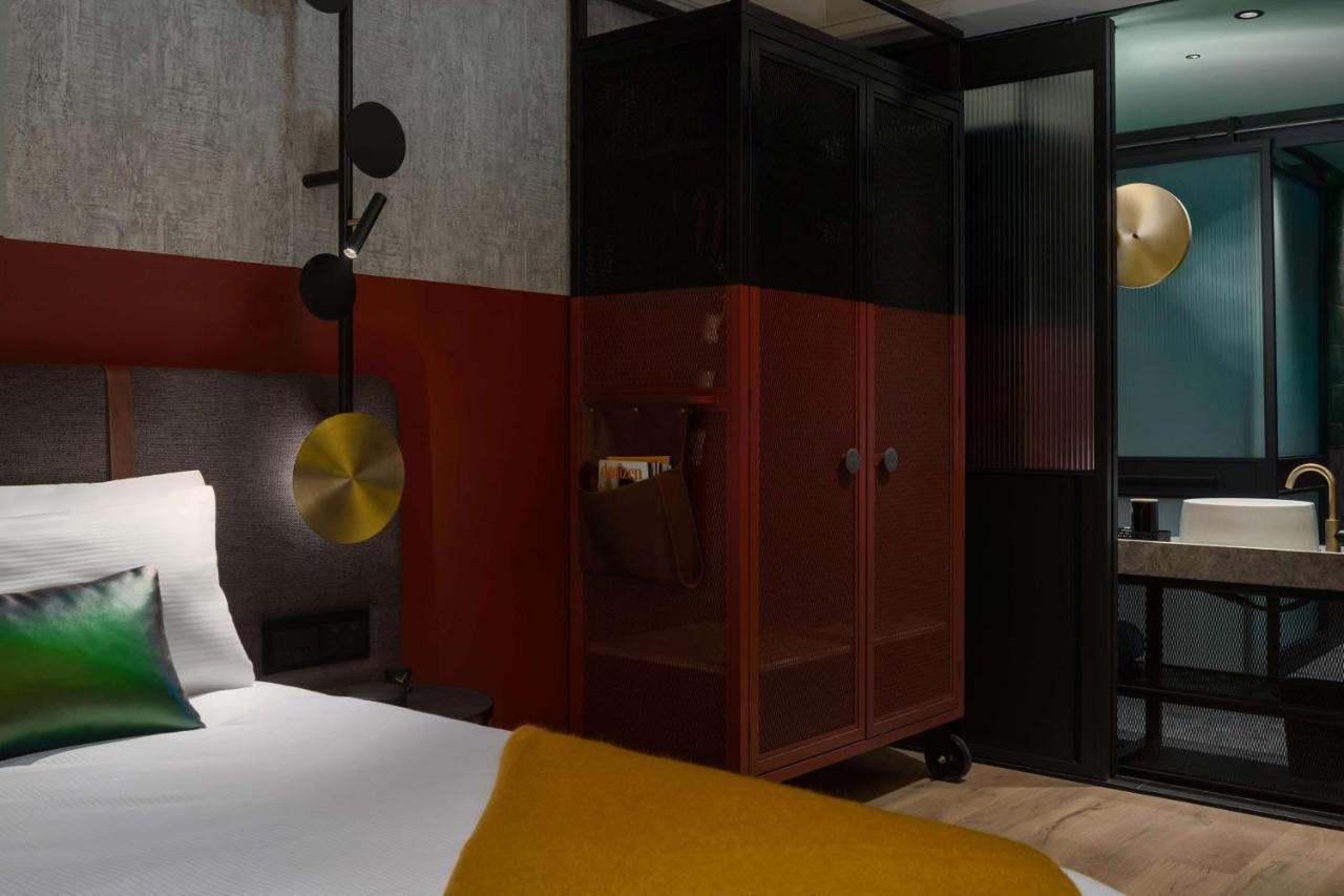 奥克兰qt酒店 外观 照片 A safe in a hotel room