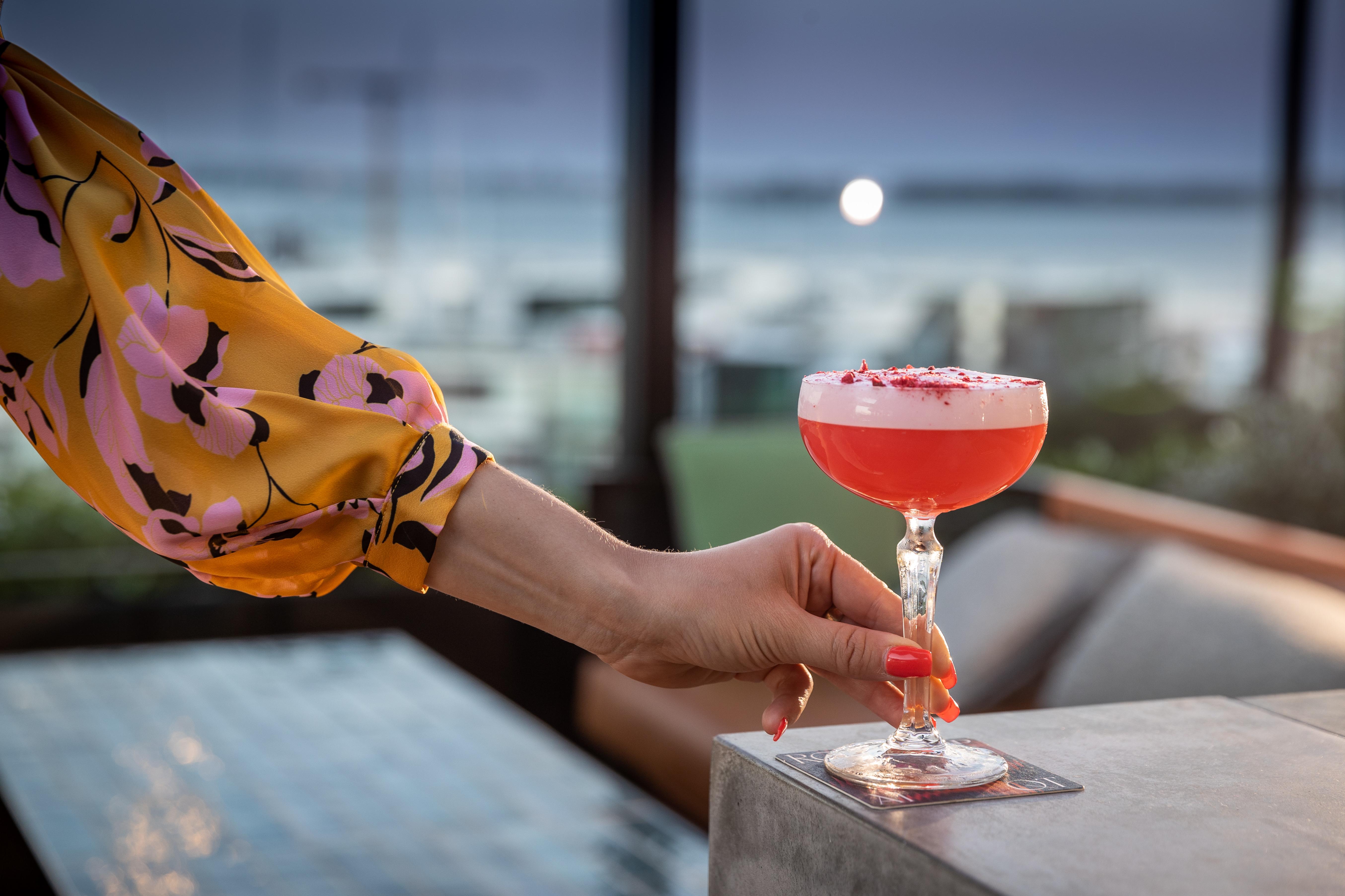 奥克兰qt酒店 外观 照片 A woman holding a cocktail