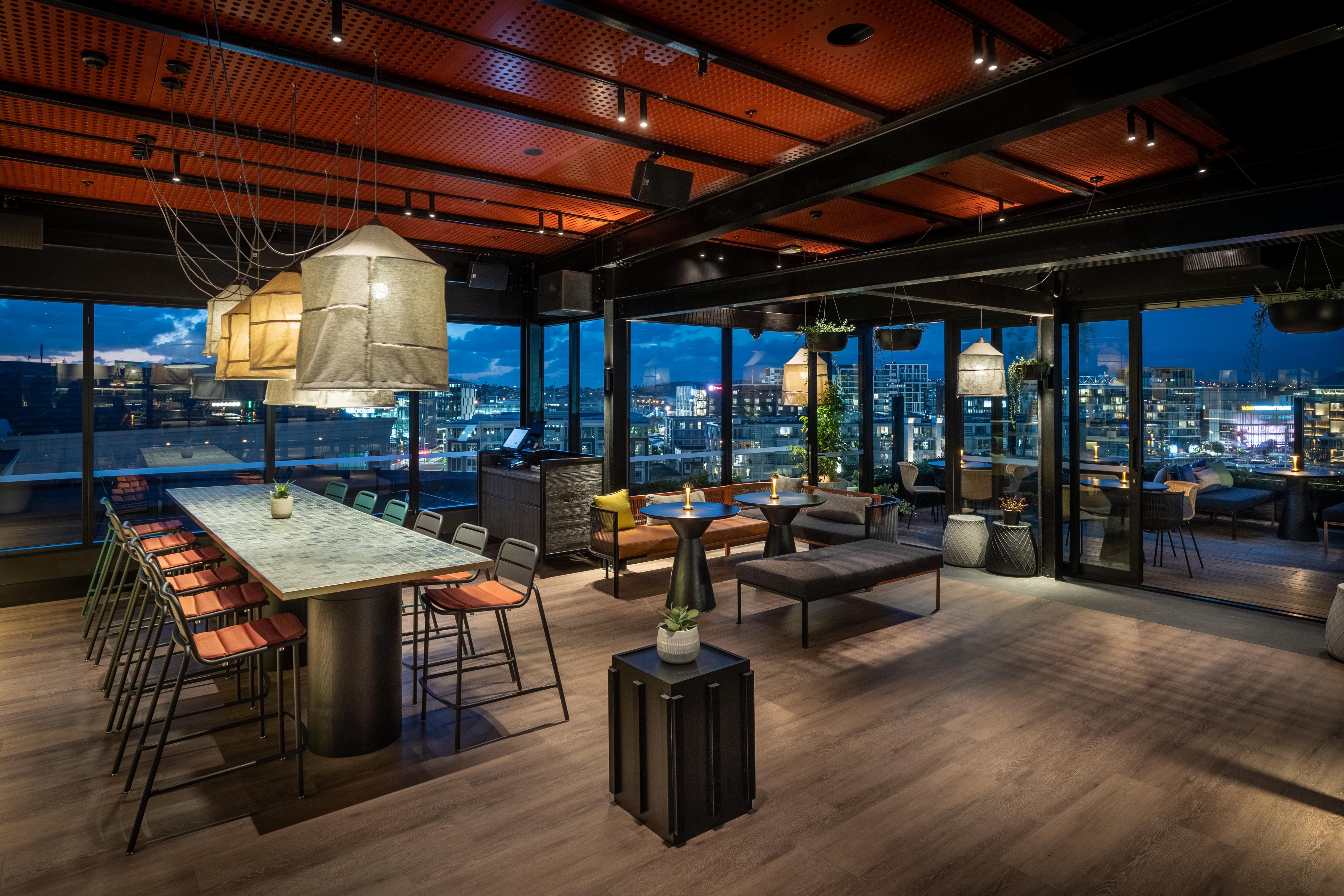 奥克兰qt酒店 外观 照片 The rooftop bar at the Standard East Village